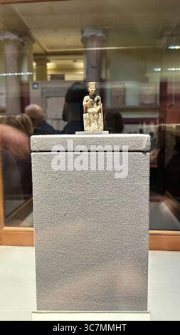 Die Statuette von Khufu (Cheops), die einzige bekannte dreidimensionale Darstellung von König Khufu, dem Erbauer der Großen Pyramide von Gizeh. Stockfoto