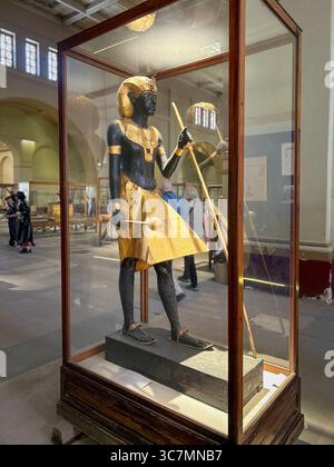 Schutzstatue des Pharao Tutanchamun mit Khat-Kopfschmuck, entdeckt in seinem Grab, heute im Ägyptischen Antikenmuseum in Cair ausgestellt Stockfoto