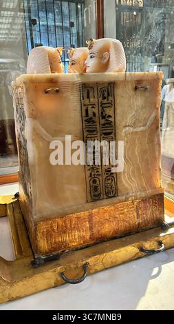Aufwändig geschnitzte Kanopenküste von Pharao Tutanchamun, die zur Aufbewahrung innerer Organe während der Mumifizierung verwendet wurde, ausgestellt im Ägyptischen Museum in Kairo Stockfoto