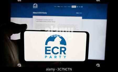 Stuttgart, Deutschland - 27.06.2025: Person in der Hand mit dem Logo der Konservativen und Reformisten (EKR) auf dem Bildschirm vor der Webseite. Stockfoto