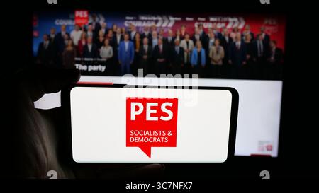 Stuttgart, Deutschland - 27.06.2025: Person, die ein Mobiltelefon mit dem Logo der Partei der Europäischen Sozialisten (SPE) auf dem Bildschirm vor der Webseite hält. Stockfoto