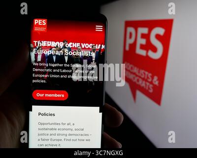 Stuttgart, Deutschland - 27.06.2025: Person, die ein Handy hält, mit der Webseite der Partei der Europäischen Sozialisten (SPE) vor dem Logo auf dem Bildschirm. Stockfoto