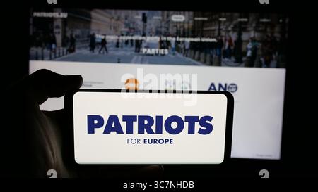 Stuttgart, Deutschland - 27.06.2025: Person mit Handy mit Logo der europäischen politischen Partei Patriots.eu auf dem Bildschirm vor der Webseite. Stockfoto