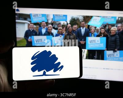 Stuttgart, Deutschland - 07.09.2025: Person mit Smartphone mit Logo der Konservativen und Unionistischen Partei (Tories) auf dem Bildschirm vor der Website. Stockfoto