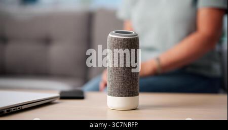 Seniorin Sitzt Allein Und Hört Musik Auf Smart Speaker Stockfoto