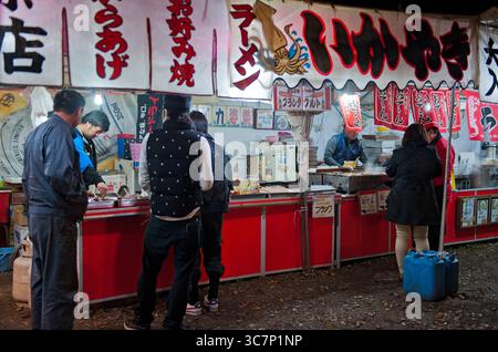 Sakura Matsuri (Kirschblüten-Festival) Ikayaki, Okonomiyaki, Yakitori, karaage, Ramen und andere abendliche Snacks, Hikone, Japan. Stockfoto