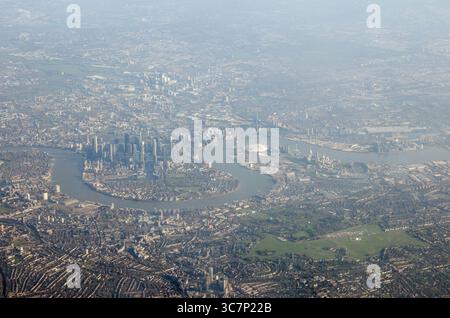 Aus der Vogelperspektive auf die Themse, während sie sich zwischen der Isle of Dogs und Greenwich in London an einem sonnigen Frühlingsmorgen mit dem O2 Dome, Canary Wha schlängelt Stockfoto