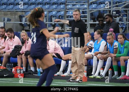 Seattle, Usa. August 2025. Alexander Straus, Cheftrainer des Angel City FC, führt seine Mannschaft in der ersten Hälfte eines NWSL-Spiels gegen Seattle Reign FC am 1. August 2025 im Lumen Field in Seattle, Washington. (Foto Nate Koppelman/SIPA USA) Credit: SIPA USA/Alamy Live News Stockfoto