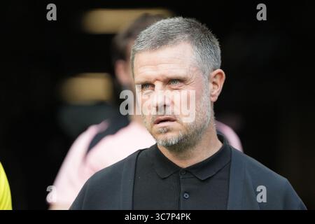 Seattle, Usa. August 2025. Angel City FC-Cheftrainer Alexander Straus tritt am 1. August 2025 im Lumen Field in Seattle, Washington, ein NWSL-Spiel gegen Seattle Reign FC ein. (Foto Nate Koppelman/SIPA USA) Credit: SIPA USA/Alamy Live News Stockfoto