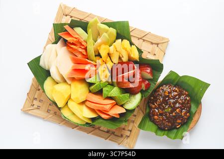 Rujak (Roejak), ein traditionelles indonesisches Gericht mit verschiedenen frischen Früchten, Gemüse und einer süßen und scharfen Erdnusssauce. Stockfoto