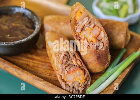 Nahaufnahme von Lumpia Semarang, einer indonesischen Frühlingsrolle, gefüllt mit Bambussprossen (Rembung) und Garnelen. Stockfoto