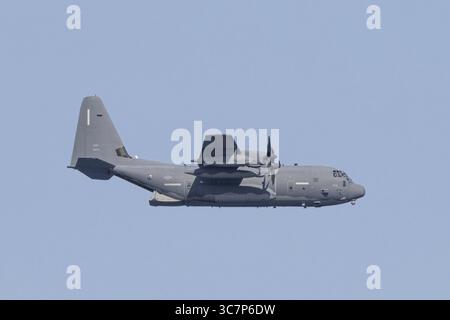 Eine Lockheed Martin MC-130J Commando II, ein Militärflugzeug der US Air Force, fliegt tief über Costa Rei, einem Küstengebiet der italienischen Mittelmeerinsel Stockfoto