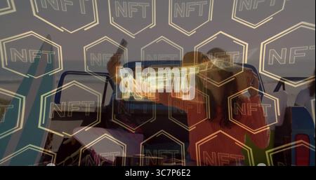 Ein Paar, das sich an einem offenen Fließheck beugt und Selfie am Strand bei Sonnenuntergang macht, mit dem Surfboard-Smartphone Stockfoto