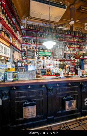 Innenansicht der Tapas-Bar Bodega La Ardosa im Malasana-Viertel, Madrid, Spanien Stockfoto