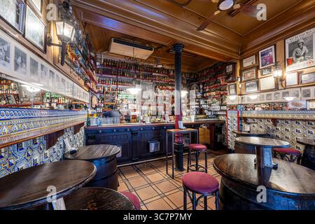 Innenansicht der Tapas-Bar Bodega La Ardosa im Malasana-Viertel, Madrid, Spanien Stockfoto