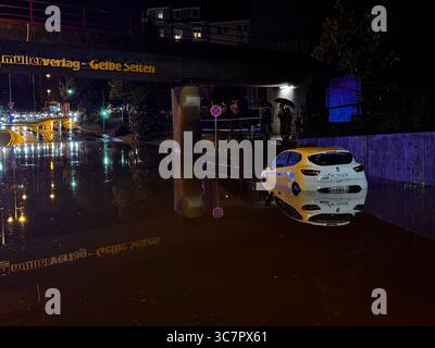 Nürnberg, Deutschland. August 2025. Ein Auto steht in einer überfluteten Straße. Aufgrund des starken Regenfalls in Nürnberg wurden die Feuerwehren in der Stadt zu fast 100 Vorfällen gerufen. Nach eigenen Angaben wurden die Rettungsdienste wegen überfluteter Keller, Straßen und Unterführungen gerufen. Quelle: Sven Grundmann/NEWS5/dpa/Alamy Live News Stockfoto