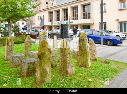 2008 Skulptur mit 16 Steinbrüchen aus Granit von Adolfo Schlosser vor dem Bahnhof Santander Kantabrien Spanien Europa Stockfoto