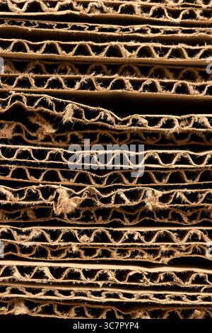Alte Mehrschichtpappe für Kisten, stapelte große Mengen Wellpappe nach Verwendung beim Transport Stockfoto