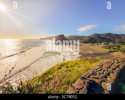 Riesiges, breites, wunderschönes blaues Meer mit riesigen Felsen und Sandstrand in Neuseeland Stockfoto
