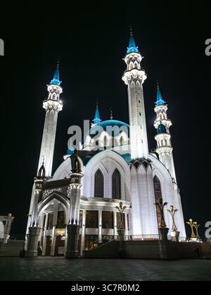 Kasan, Russland - 09. August 2021: Die beleuchtete Kul-Sharif-Moschee steht nachts im Kasaner Kreml. Stockfoto