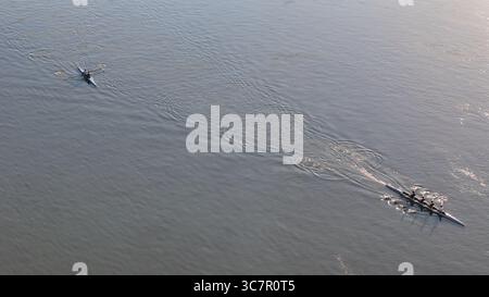 Cremona, Italien, 2. Juni 2025 Ruderteams üben synchronisierte Schläge auf dem Po River, spalten Emilia Romagna und Lombardei, wodurch plätscherndes Wasser entsteht Stockfoto