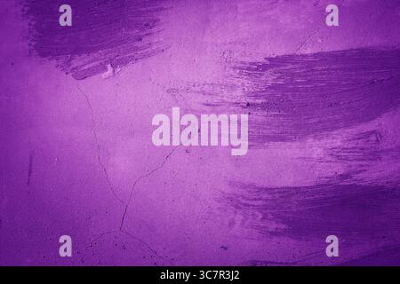Abstrakte, strukturierte Wand mit hellen und dunklen Violett-Tönen Stockfoto