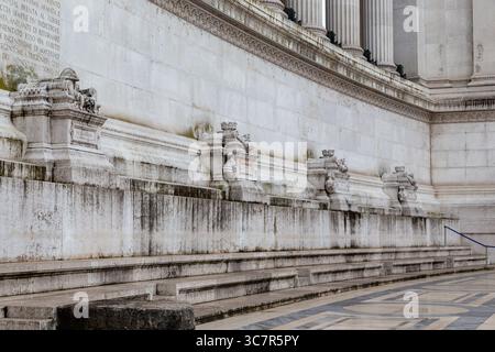 ROM, ITALIEN - 10. MÄRZ 2023: Dies ist ein Fragment der Terrasse mit Altären mit den Namen der Städte auf der oberen Plattform des Vittoriano-Gedenkwerks. Stockfoto