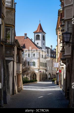 Enge Gasse in der Altstadt des Rathauses in Tirol (Österreich) Stockfoto