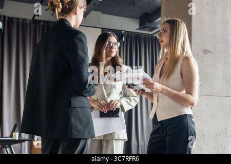 Beraterinnen, die sich auf ein Kundentreffen vorbereiten Stockfoto