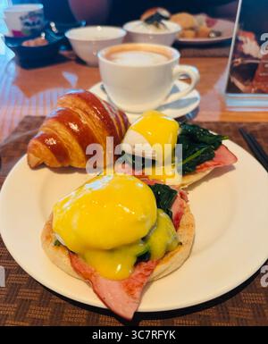 Eggs Benedict mit kanadischem Speck auf einem englischen Muffin mit Hollandaise-Sauce Stockfoto