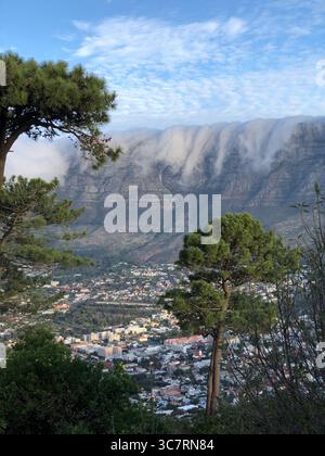 Malerisches Panorama vom Gipfel des Tafelbergs mit lebendigen Landschaften, blauem Himmel und sanften Wolken in Südafrika. Stockfoto