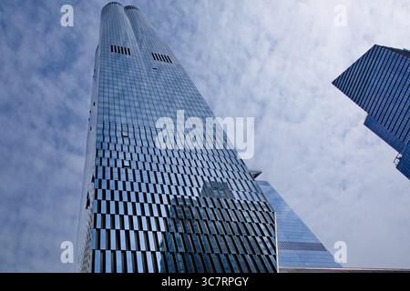 Die reflektierende Fassade des 30 Hudson Yards Wolkenkratzers erhebt sich auf der West Side von Manhattan in einen bewölkten Himmel und zeigt elegante moderne Stadtarchitektur. Stockfoto