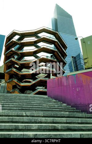 Bewundern Sie den glänzenden Turm und das skulpturale Schiff von Hudson Yards auf Manhattans West Side, das modernstes Design und urbane Energie unter warmer Sonne hervorhebt. Stockfoto