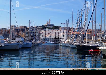 Panoramablick auf den alten Hafen von Marseille, Vieux-Port. Blick auf die Kathedrale Notre-Dame-de-la-Garde hoch auf einem Hügel mit Blick auf die Stadt. Stockfoto