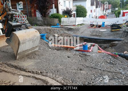 Baustelle mit einem großen Bagger, der ein Loch gräbt Stockfoto