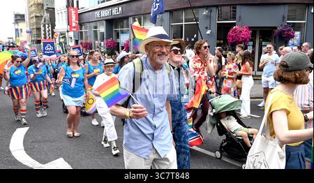 Brighton UK 2. August 2025 - Tausende nehmen an der Brighton & Hove Pride Parade und den Feierlichkeiten an diesem Wochenende Teil . Brighton & Hove Pride ist das beliebteste internationale Pride Festival von UKÕs und zieht ein vielfältiges Publikum aus der ganzen Welt an und ist die beliebteste jährliche Besucherattraktion der Stadt: Credit Simon Dack /Alamy Live News Stockfoto