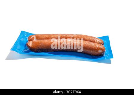 Zwei Würstchen in blauer Vakuumverpackung. Zwei geräucherte Würstchen, vakuumverpackt auf blauem Kunststoff. Die Verpackung ist hermetisch versiegelt und isoliert auf einem dargestellt Stockfoto