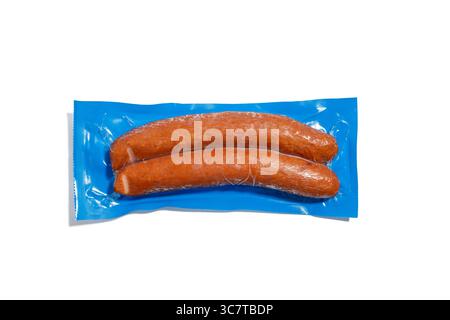Vorderansicht zweier vakuumverpackter Würstchen in einer blauen Kunststoffverpackung. Isoliert auf weißem Hintergrund, ideal für die Produktpräsentation. Stockfoto