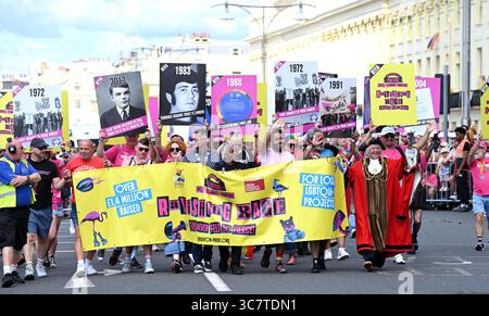 Brighton UK 2. August 2025 - Tausende nehmen an der Brighton & Hove Pride Parade und den Feierlichkeiten an diesem Wochenende Teil . Brighton & Hove Pride ist als das beliebteste internationale Pride Festival Großbritanniens anerkannt und zieht ein vielfältiges Publikum aus der ganzen Welt an und ist die beliebteste jährliche Besucherattraktion der Stadt: Credit Simon Dack /Alamy Live News Stockfoto
