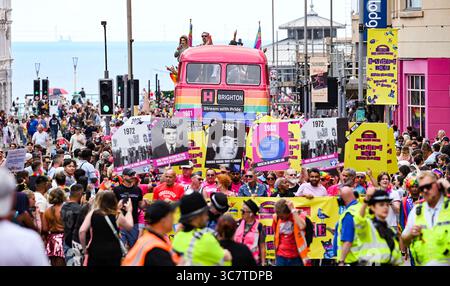 Brighton UK 2. August 2025 - Tausende nehmen an der Brighton & Hove Pride Parade und den Feierlichkeiten an diesem Wochenende Teil . Brighton & Hove Pride ist als das beliebteste internationale Pride Festival Großbritanniens anerkannt und zieht ein vielfältiges Publikum aus der ganzen Welt an und ist die beliebteste jährliche Besucherattraktion der Stadt: Credit Simon Dack /Alamy Live News Stockfoto