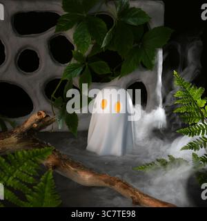 Weißer Geist mit gelben Augen in Efeu und Farnblättern. Selektiver Fokus. Stockfoto