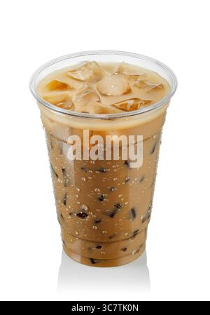 Eiskaffee mit Milch in beschlagener Einweg-Plastiktasse isoliert auf weißem Hintergrund Stockfoto