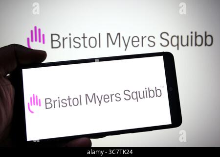 In dieser Fotoabbildung ist ein Bristol Myers Squibb Logo auf einem Smartphone und im Hintergrund zu sehen. (Foto von Avishek das / SOPA Images/SIPA USA) *** ausschließlich für redaktionelle Nachrichtenzwecke *** Stockfoto