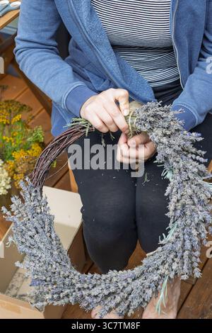 Lavendelkranz von Hand zu Hause herstellen Stockfoto