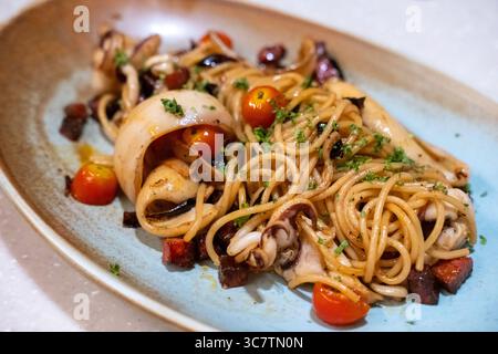 Tintenfisch Spaghetti serviert auf Teller Stockfoto