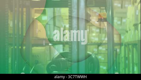 Zeigt Gabelstaplermast und -Sitz im Lagergang, mit Palettenregalen, Kartonkisten Stockfoto