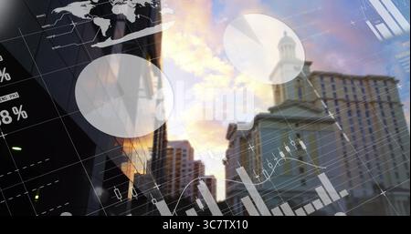 Klassisches Kuppelgebäude, das den Sonnenuntergang in der Innenstadt reflektiert, mit Tortendiagrammen und Liniendiagrammen Stockfoto