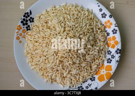 Puffreis auf einer dekorierten weißen Melaminplatte. Draufsicht. In Bangladesch als Muri bekannt. Stockfoto