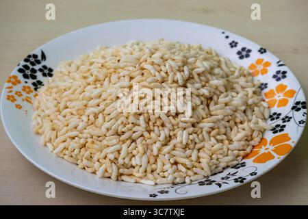 Puffreis auf einer dekorierten weißen Melaminplatte. In Bangladesch als Muri bekannt. Stockfoto