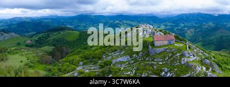 Aus der Vogelperspektive von einer Drohne auf das Gebiet um die Eremitage von Santa Eufemia in Aulesti, in der Provinz Bizkaia, in der autonomen Gemeinde von Stockfoto